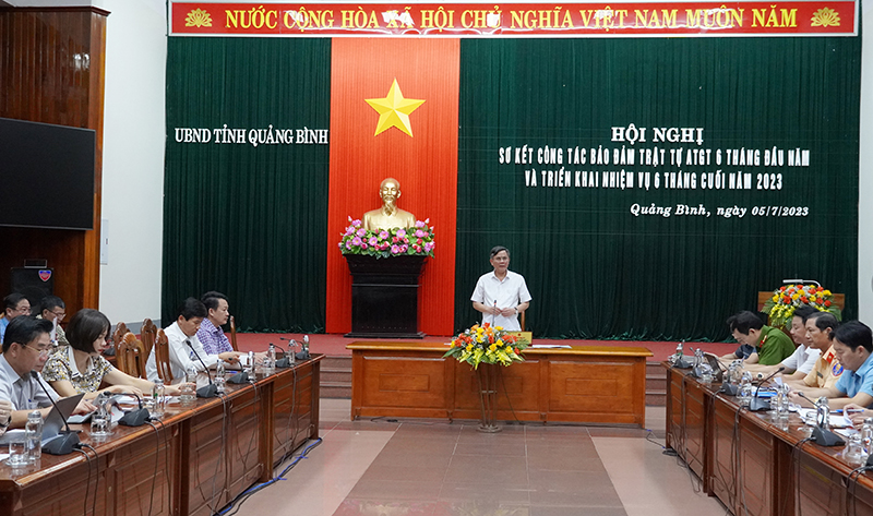 Đồng chí Chủ tịch UBND tỉnh yêu cầu các cơ quan, đơn vị, địa phương vào cuộc quyết liệt hơn nữa để phấn đấu năm 2023 là năm thứ 14 liên tục tai nạn giao thông trên địa bàn tỉnh giảm trên cả 3 tiêu chí. 