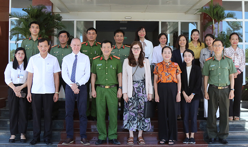 Đoàn đại biểu Cục phòng, chống nô lệ hiện đại, Bộ Nội vụ Vương quốc Anh chụp ảnh lưu niệm với lãnh đạo Công an tỉnh và đại biểu tại buổi làm việc.