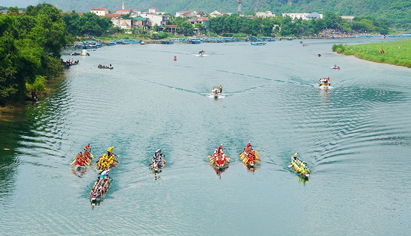 Lễ hội đua thuyền truyền thống trên sông Son, góp phần làm đa dạng thêm các sản phẩm du lịch trên địa bàn huyện Bố Trạch.