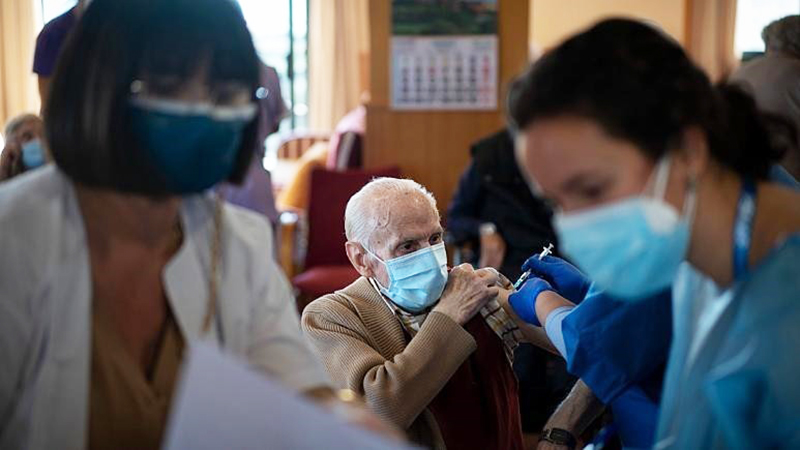 Tiêm vaccine cho người cao tuổi ở châu Âu.(Ảnh: AP)