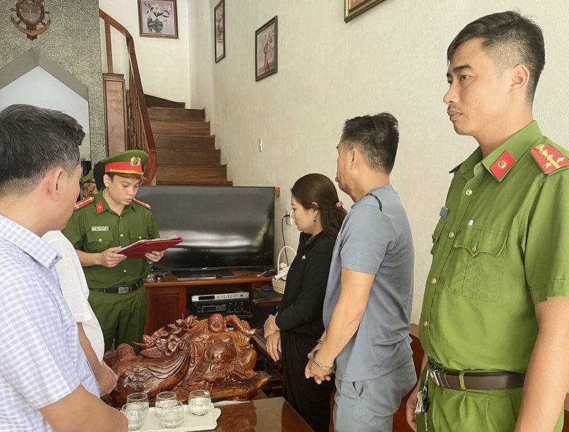 Lực lượng công an huyện Bố Trạch tiến hành khám xét nhà của đối tượng Trần Văn Ba.