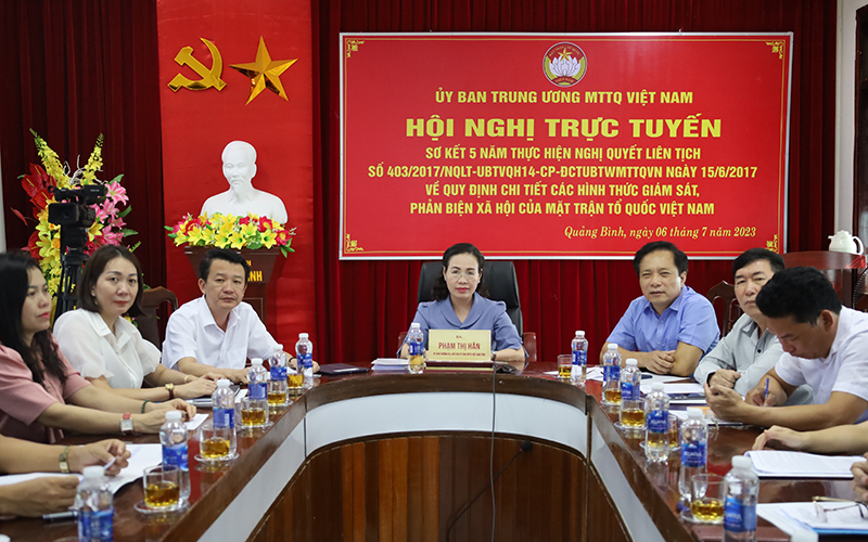 Đồng chí Chủ tịch Ủy ban MTTQVN tỉnh Phạm Thị Hân và các đại biểu tham dự hội nghị tại điểm cầu Quảng Bình. 
