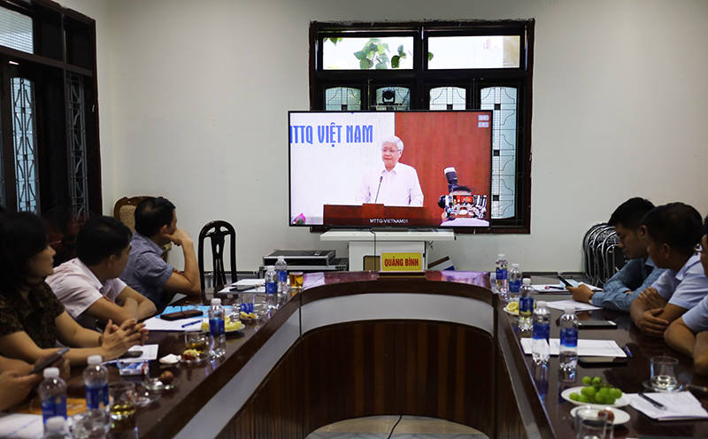 Các đại biểu nghe đồng chí Chủ tịch Ủy ban Trung ương MTTQVN Đỗ Văn Chiến phát biểu chỉ đạo tại hội nghị.