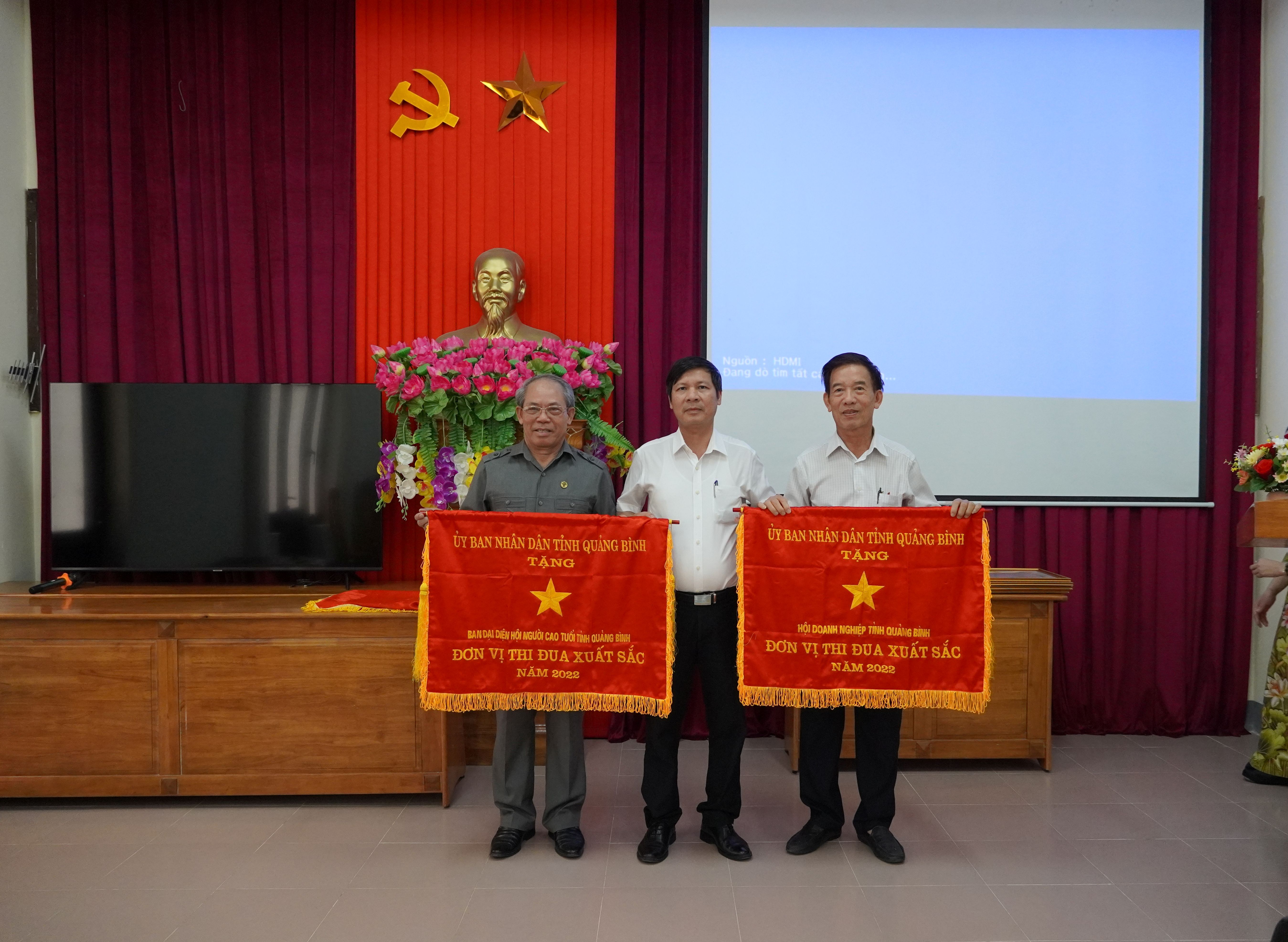 2 tập thể thuộc khối nhận cờ thi đua hoàn thành xuất sắc toàn diện nhiệm vụ công tác, dẫn đầu phong trào thi đua năm 2022.