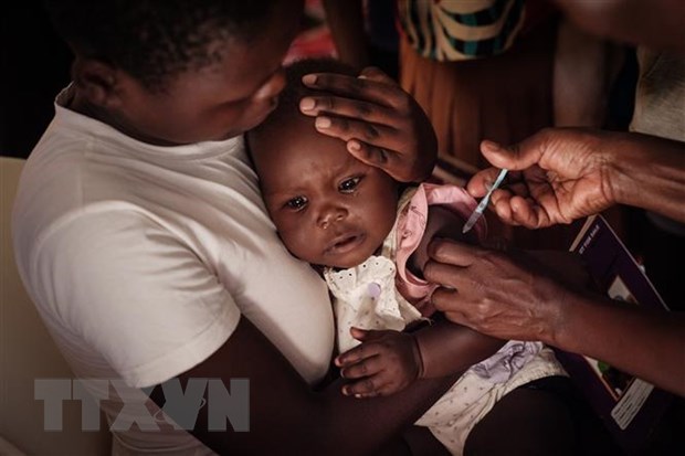 Nhân viên y tế tiêm vaccine ngừa bệnh sốt rét cho trẻ em tại Gisambai, Kenya. (Ảnh: AFP/TTXVN)