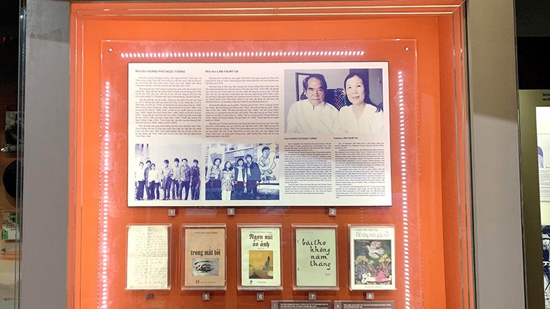Trang trưng bày về nhà thơ Lâm Thị Mỹ Dạ và nhà thơ Hoàng Phủ Ngọc Tường tại Bảo tàng Văn học Việt Nam. (Ảnh: Bảo tàng Văn học Việt Nam)