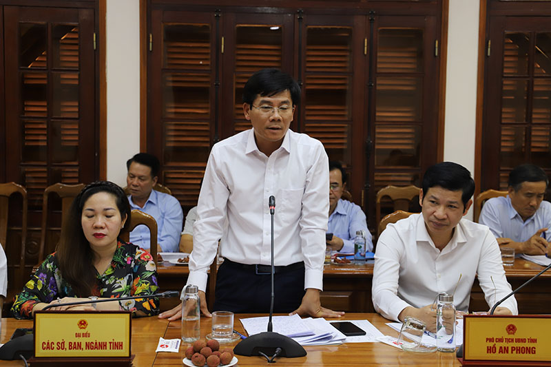 Đồng chí Trần Chí Tiến, Tỉnh ủy viên, Giám đốc Sở Tư pháp phát biểu ý kiến