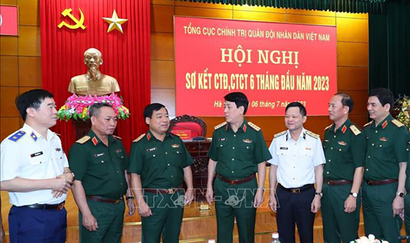 Đại tướng Lương Cường, Ủy viên Bộ Chính trị, Ủy viên Thường vụ Quân ủy Trung ương, Chủ nhiệm Tổng cục chính trị QĐND Việt Nam trao đổi với các đại biểu trong giờ nghỉ giải lao. Ảnh: Trọng Đức/TTXVN