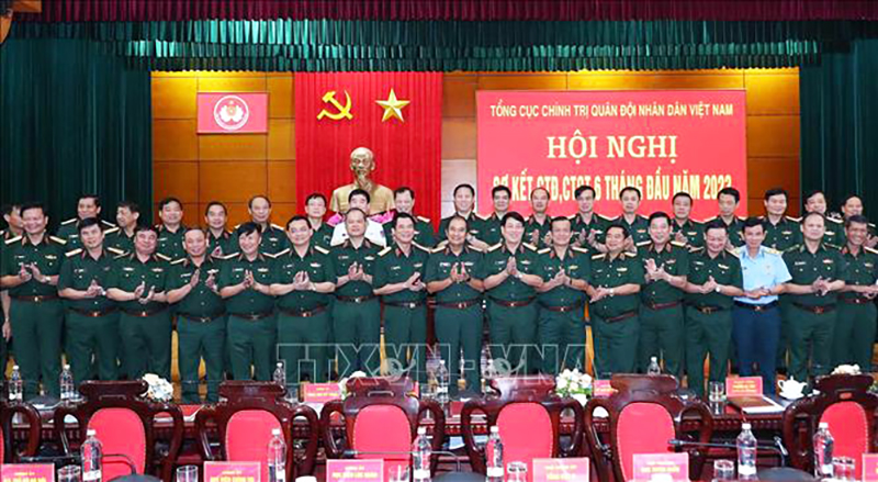 Đại tướng Lương Cường, Ủy viên Bộ Chính trị, Ủy viên Thường vụ Quân ủy Trung ương, Chủ nhiệm Tổng cục Chính trị QĐND Việt Nam với các đại biểu dự hội nghị. Ảnh: Trọng Đức/TTXVN