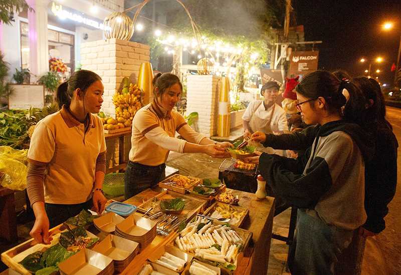 Hoạt động ẩm thực đường phố được tổ chức tại Falcon hotel Restaurant vào dịp cuối tuần thu hút đông đảo du khách tham gia.
