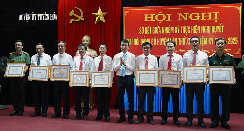 Lãnh đạo huyện Tuyên Hóa tặng giấy khen cho các tập thể. 