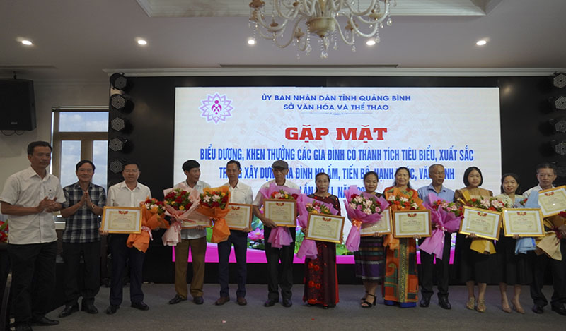 Các gia đình tiêu biểu được Sở Văn hóa - Thể thao tặng giấy khen