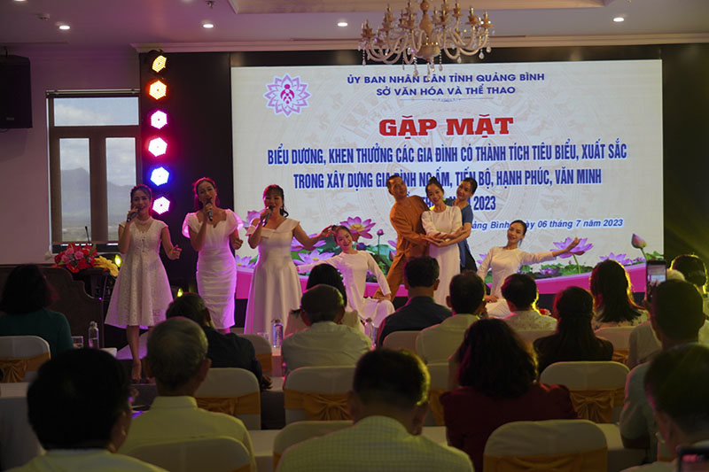 Một tiết mục văn nghệ chào mừng tại buổi gặp mặt