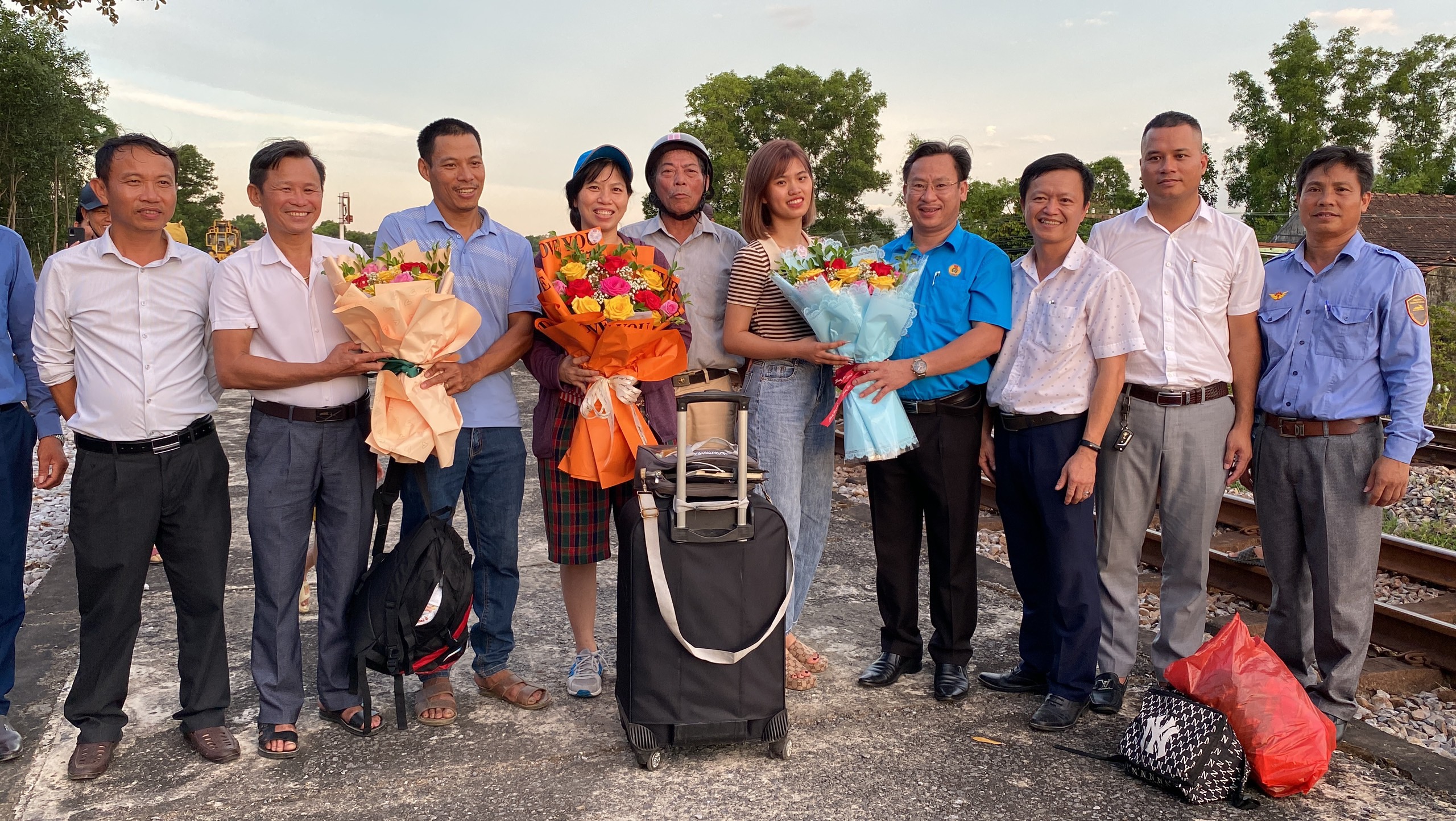 ...và tàu SE7 xuống ga Mỹ Trạch.