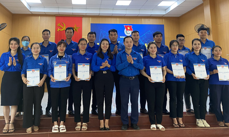 100% cơ sở đoàn trực thuộc Thành đoàn Đồng Hới ký cam kết hỗ trợ người dân cài đặt, kích hoạt tài khoản định danh điện tử.