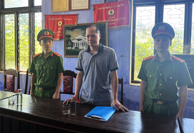 Cơ quan Cảnh sát Điều tra Công an tỉnh tống đạt quyết định khởi tố vụ án, bị can đối với bị can Nguyễn Thanh Long.