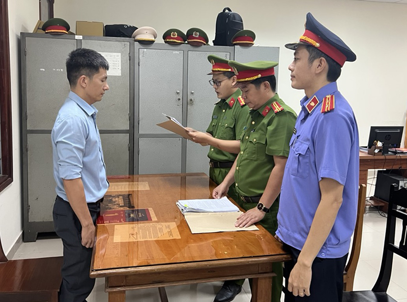 Cơ quan Cảnh sát Điều tra Công an tỉnh thi hành lệnh bắt tạm giam Trần Lê Trung.