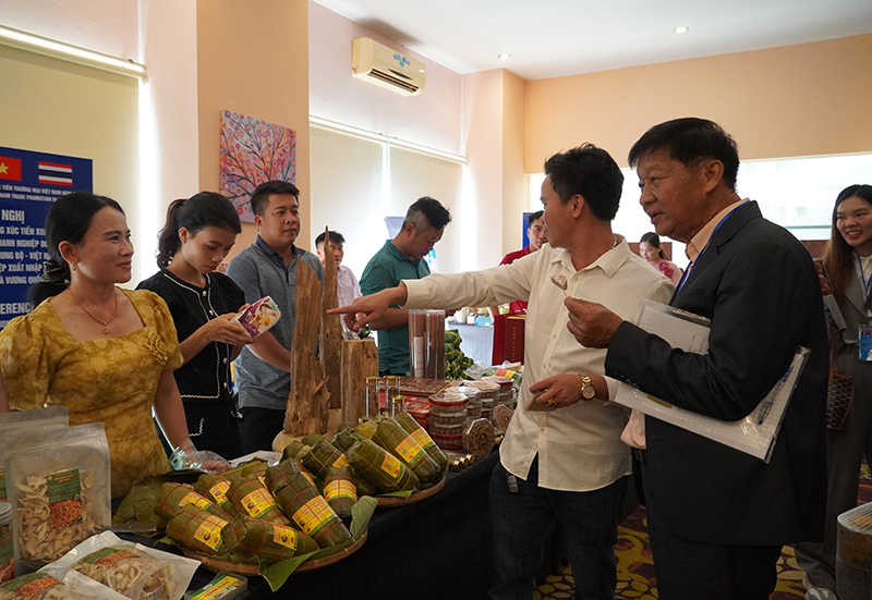 Đại biểu tham quan khu trưng bày giới thiệu sản phẩm.