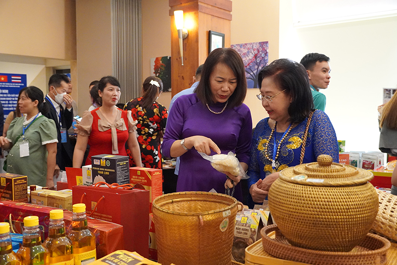 Đại biểu tham quan khu trưng bày, giới thiệu sản phẩm.
