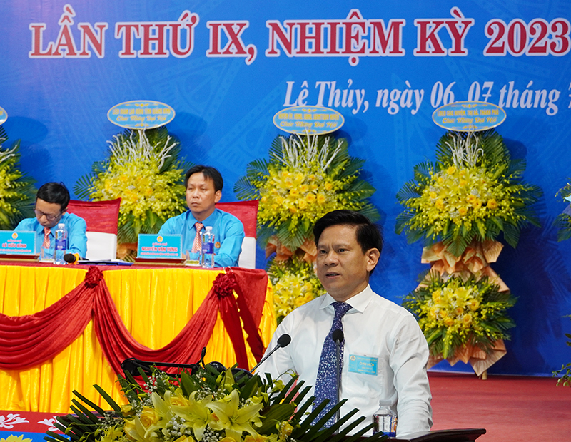 Đồng chí Bí thư Huyện ủy, Chủ tịch HĐND huyện Lệ Thủy Lê Vĩnh Thế phát biểu chỉ đạo tại đại hội.