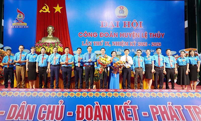 Lãnh đạo LĐLĐ tỉnh và huyện Lệ Thủy tặng hoa chúc mừng Ban Chấp hành Công đoàn huyện Lệ Thủy khóa IX.