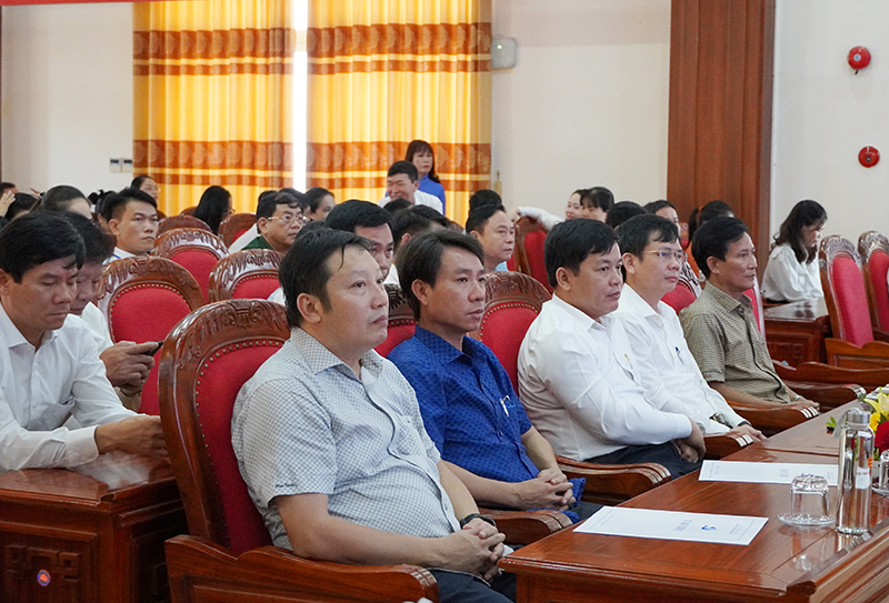 Các đại biểu tham dự tại hội nghị.