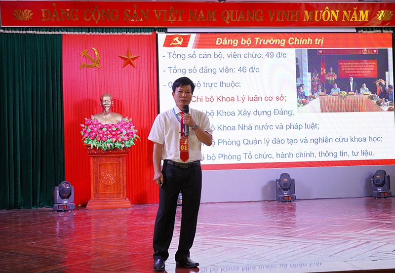 Thí sinh tham gia phần thi chào hỏi.