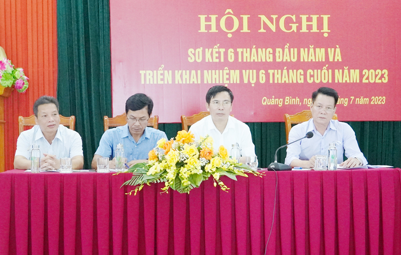Các đồng chí lãnh đạo Sở Tài nguyên - Môi trường chủ trì và điều hành hội nghị.