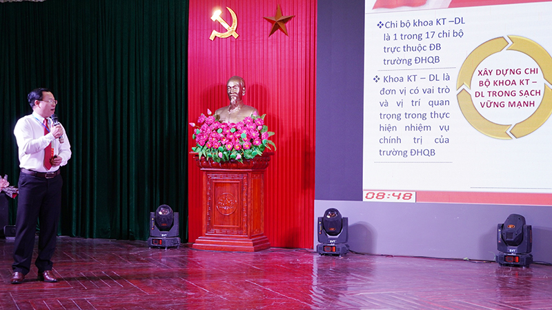 Các thí sinh tham gia phần thi thuyết trình.