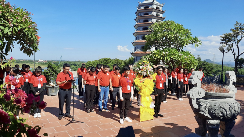 Các đoàn viên, thanh niên, tình nguyện viên và các đại biểu dâng hương tại Đền tưởng niệm liệt sỹ Trường Sơn-Bến phà Long Đại
