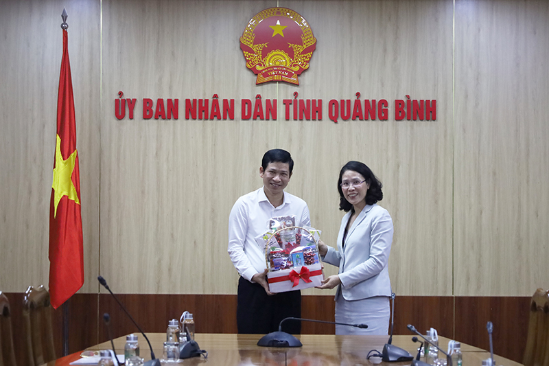 Đồng chí Phó Chủ tịch UBND tỉnh chí Hồ An Phong tặng quà đồng chí Tổng Lãnh sự nước CHXHCN Việt Nam tại tỉnh Sạ-vẳn-na-khệt Đặng Thị Hải Tâm.