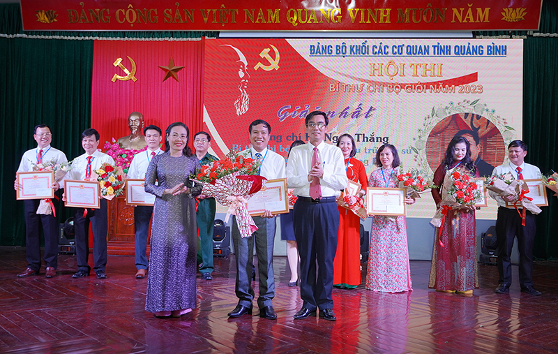 Đồng chí Chủ tịch Ủy ban MTTQVN tỉnh Phạm Thị Hân và đồng chí Bí thư Đảng ủy Khối các cơ quan tỉnh Nguyễn Thanh Lam trao thưởng cho thí sinh đoạt giải nhất.