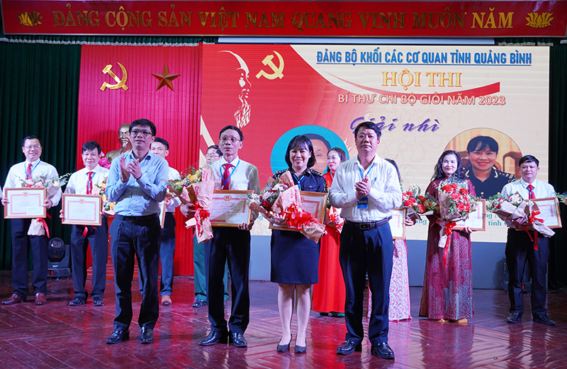 Ban Tổ chức hội thi trao thưởng cho các thí sinh đoạt giải nhì.