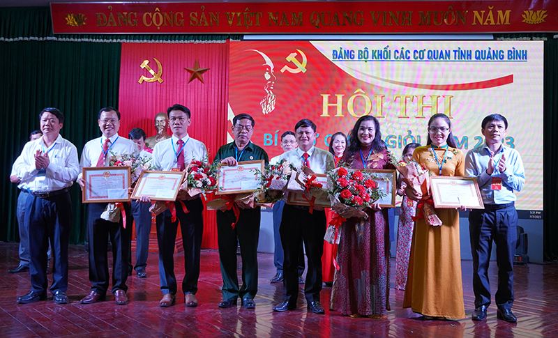 Ban Tổ chức hội thi trao thưởng cho các thí sinh đoạt giải khuyến khích.