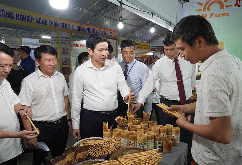 Các doanh nghiệp mang đến hội chợ những sản phẩm tiêu biểu.