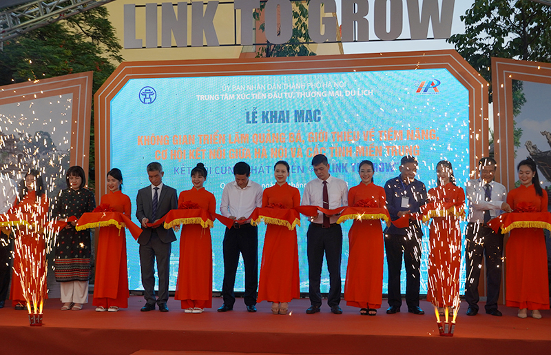 Đại biểu cắt băng khai mạc Chương trình xúc tiến đầu tư, thương mại, du lịch của TP. Hà Nội kết nối Quảng Bình và các tỉnh miền Trung “Link to Grow”