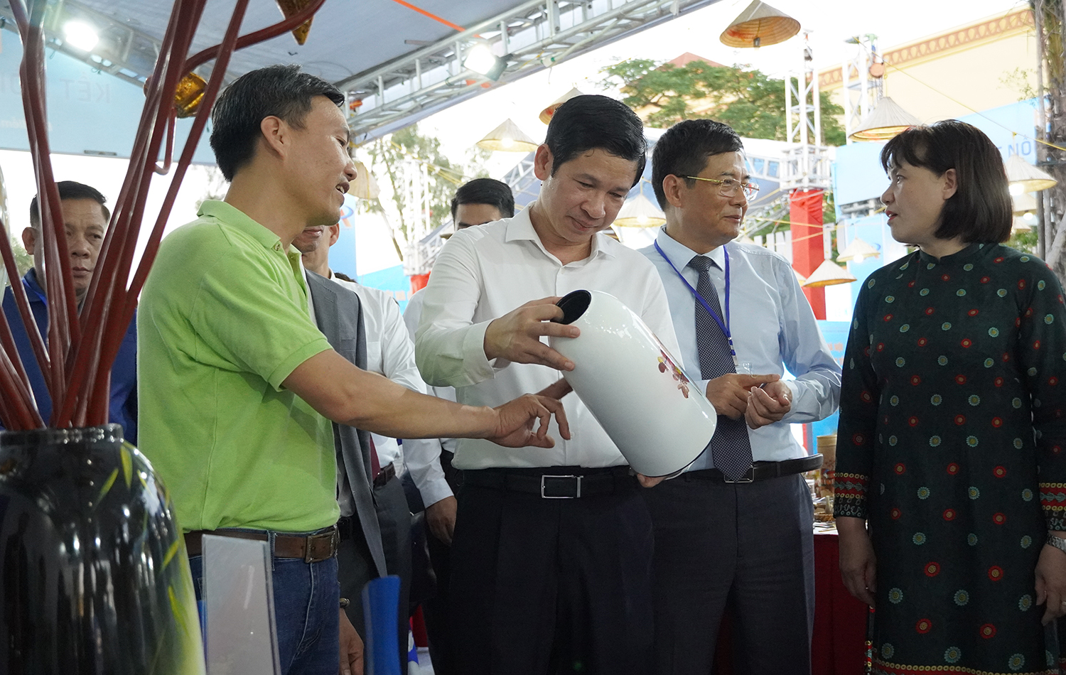 Đại biểu tham quan các gian hàng tại hội chợ.