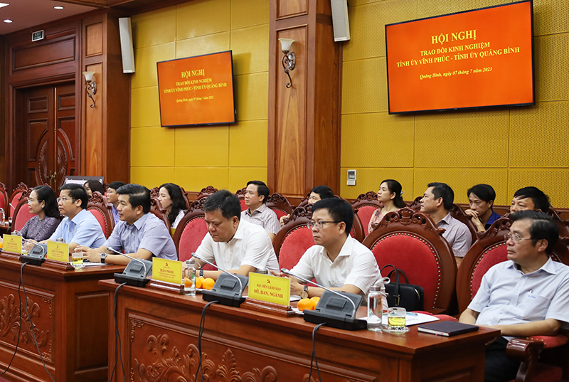  Các đại biểu tỉnh Quảng Bình tham gia buổi làm việc. 