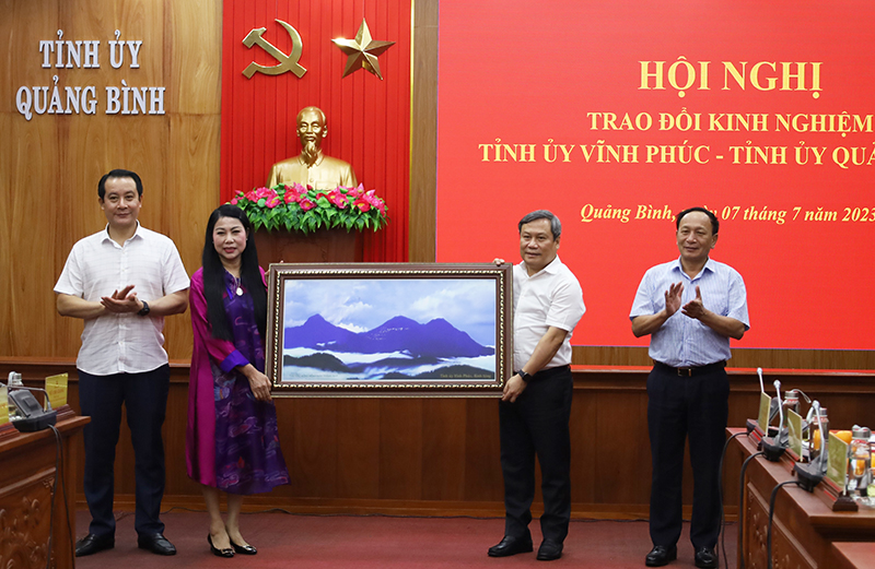 Đồng chí Bí thư Tỉnh ủy Vĩnh Phúc Hoàng Thị Thúy Lan tặng quà lưu niệm cho Tỉnh ủy Quảng Bình.