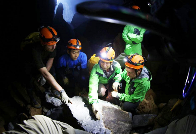  GS.TS Tạ Hòa Phương (ở giữa) trong một chuyến khảo sát hang động tại Quảng Bình.