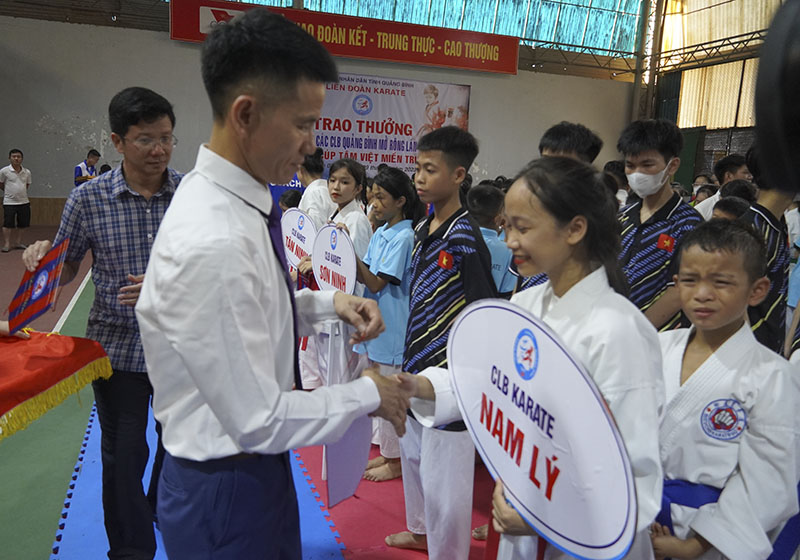 Ban tổ chức tặng cờ lưu niệm cho các đoàn tham gia giải đấu