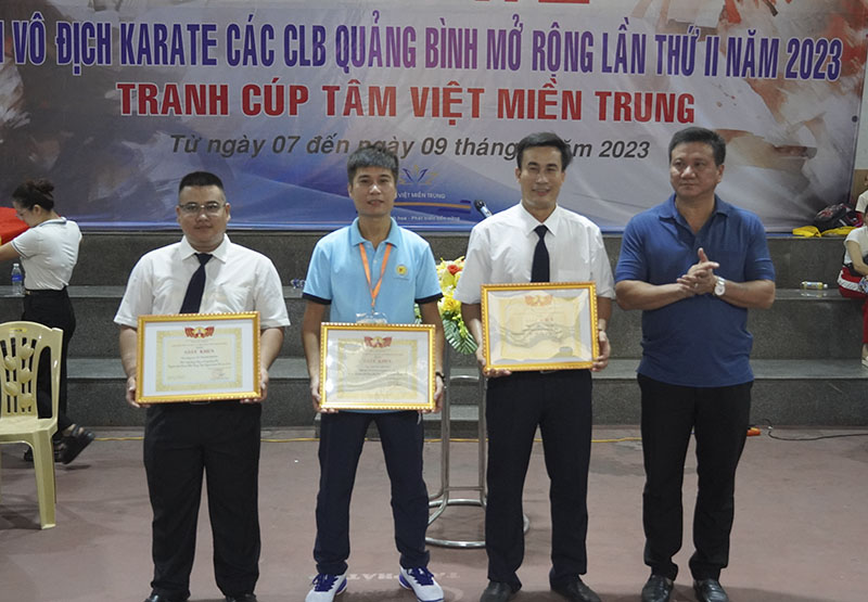 Sở Văn hóa- Thể thao tặng Giấy khen cho các huấn luyện viên có thành tích tại Giải Karate Miền Trung-Tây Nguyên