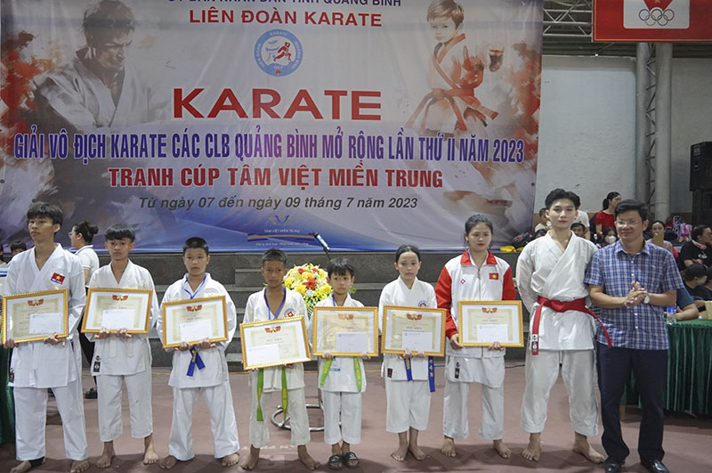 Sở Văn hóa- Thể thao tặng Giấy khen cho VĐV có thành tích tại Giải Karate Miền Trung-Tây Nguyên 