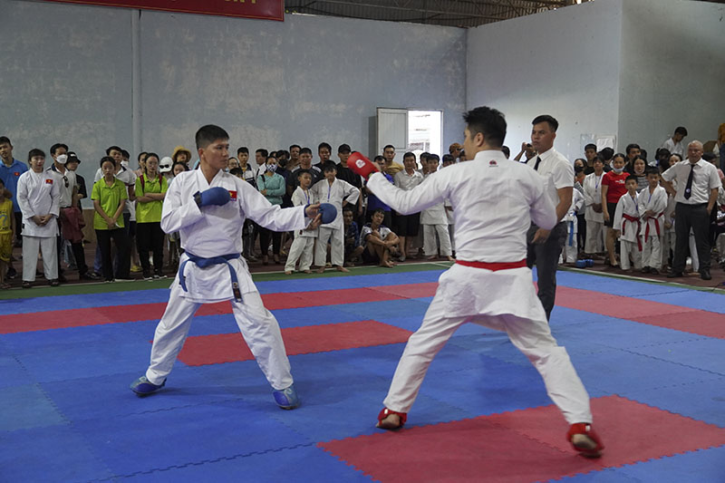 Các VĐV tranh tài sau lễ khai mạc