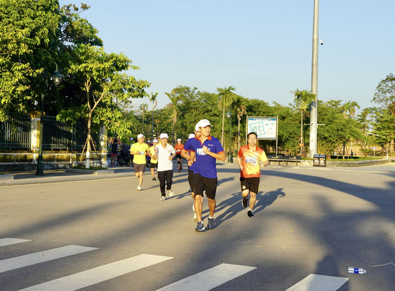 Các VĐV tự tin sải bước.
