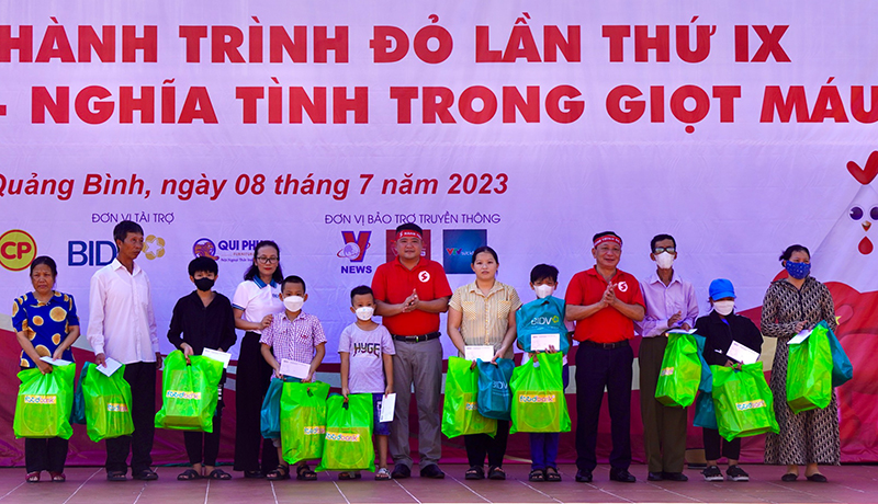Đồng chí Phó Bí thư Thường trực Tỉnh ủy Trần Hải Châu trao quà của BIDV cho các bệnh nhân tan máu bẩm sinh trên địa bàn huyện Quảng Ninh.