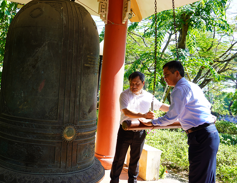 Đồng chí Bí thư Tỉnh ủy Vũ Đại Thắng và đồng chí Chủ tịch UBND tỉnh Trần Thắng thỉnh chuông tại Nghĩa trang liệt sỹ Quốc gia Trường Sơn.