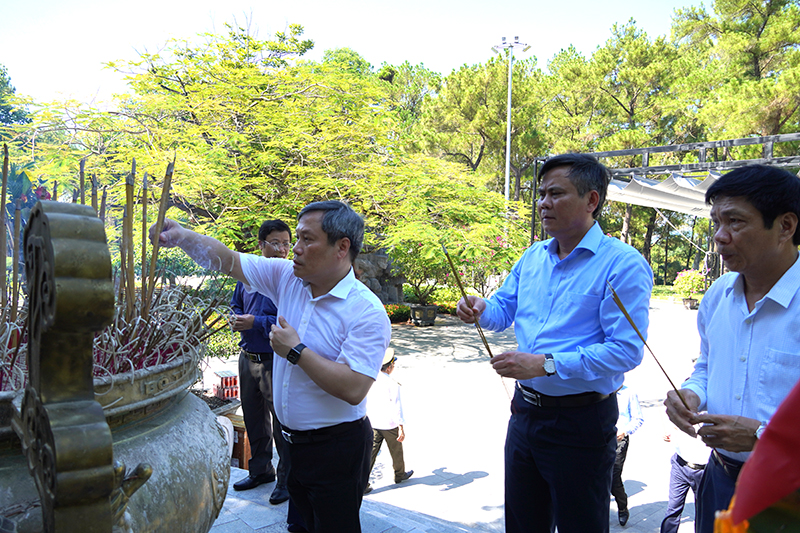Đồng chí Trần Thắng thắp hương lên các phần mộ liệt sỹ tại Nghĩa trang liệt sỹ Quốc Trường Sơn.