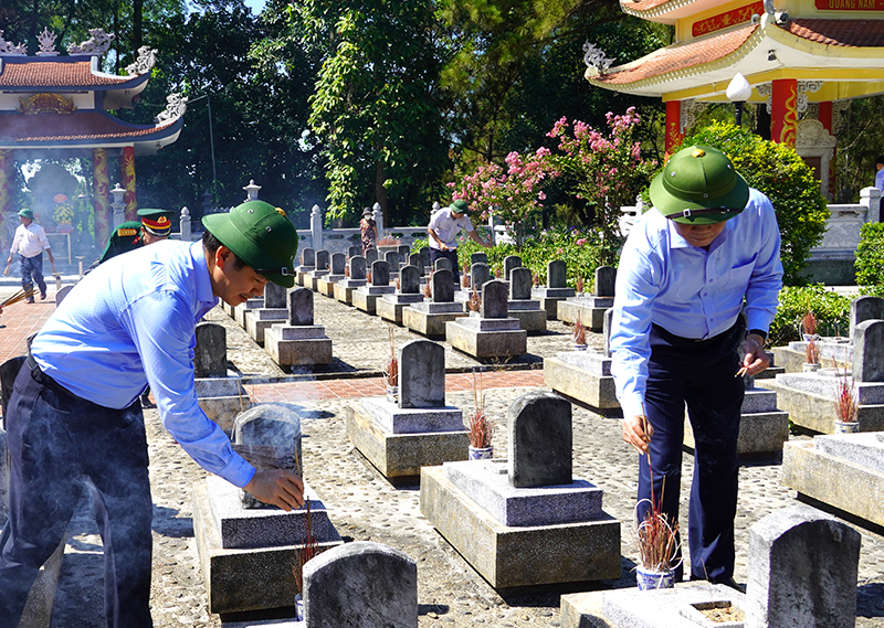 Các đồng chí lãnh đạo tỉnh thắp hương lên các phần mộ liệt sỹ tại Nghĩa trang liệt sỹ Quốc gia Trường Sơn.