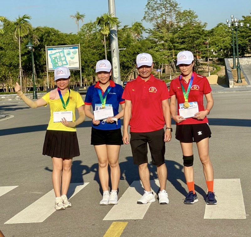 Ban Tổ chức trao giải cho các VĐV nữ đoạt giải.
